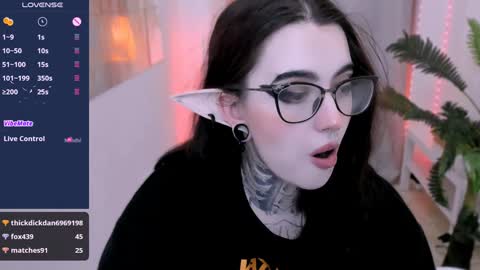 dixipixi_ online show from January 25, 2025, 11:55 am