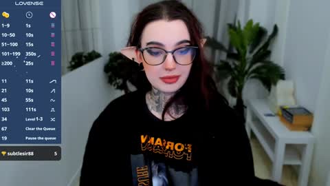 dixipixi_ online show from February 6, 2025, 1:43 pm