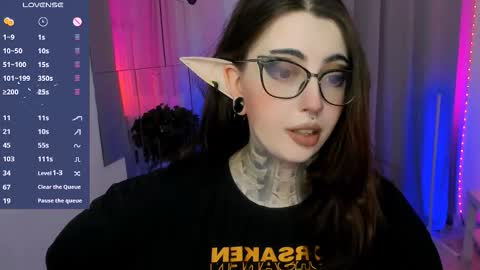 dixipixi_ online show from September 19, 2025, 5:42 am