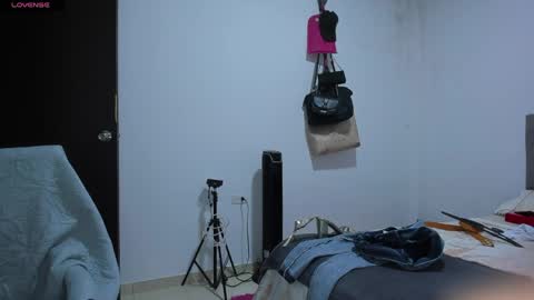 Snapshot of doll_andrea_ chatting on May 15, 2026, 11:01 pm ANDREA online show from May 15, 2026, 11:01 pm