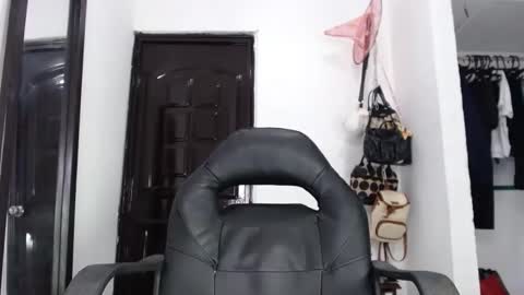 Snapshot of doll_dollys_ chatting on January 7, 2025, 8:21 pm doll_dollys_ online show from January 7, 2025, 8:21 pm