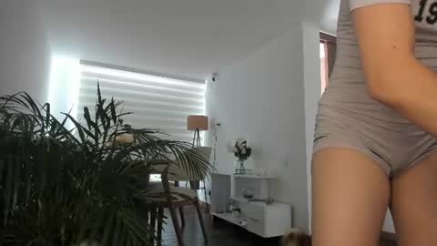 doll_oriana online show from June 19, 2026, 9:07 pm