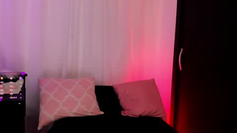 Roxana  independent model can you help me reach 100 hands up uwu online show from March 12, 2025, 1:14 am