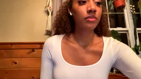 Snapshot of dollfacebeauty_x chatting on October 5, 2025, 2:10 am Princess DollfaceBeauty online show from October 5, 2025, 2:10 am