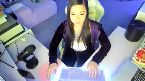 DOLLLFACE online show from December 15, 2025, 6:06 am