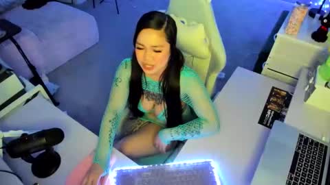 DOLLLFACE online show from February 4, 2026, 6:30 am