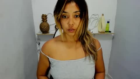 dona_tella online show from April 5, 2026, 4:48 pm