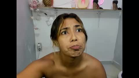 dona_tella online show from June 3, 2026, 2:33 pm