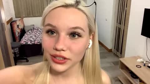 Stella online show from October 30, 2025, 5:35 pm