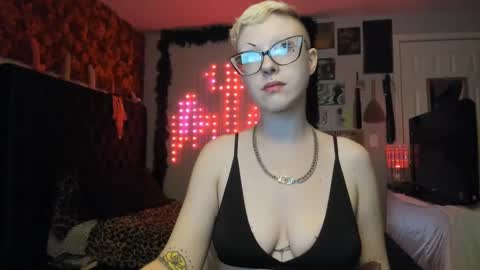 Snapshot of dreagentry chatting on December 4, 2024, 5:05 am Your Majesty online show from December 4, 2024, 5:05 am