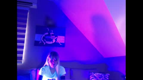 Snapshot of dreamcatcherfantasy chatting on December 22, 2024, 7:22 am A girl online show from December 22, 2024, 7:22 am