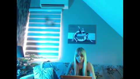 Snapshot of dreamcatcherfantasy chatting on February 3, 2025, 8:24 am A girl online show from February 3, 2025, 8:24 am