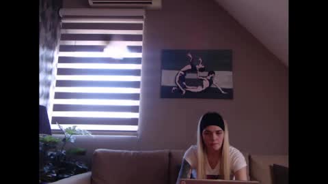 Snapshot of dreamcatcherfantasy chatting on February 19, 2025, 8:22 am A girl online show from February 19, 2025, 8:22 am