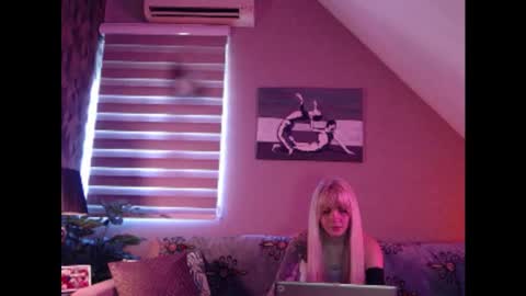 Snapshot of dreamcatcherfantasy chatting on February 28, 2025, 9:15 am A girl online show from February 28, 2025, 9:15 am