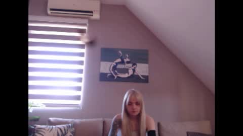 Snapshot of dreamcatcherfantasy chatting on March 10, 2025, 7:53 am A girl online show from March 10, 2025, 7:53 am