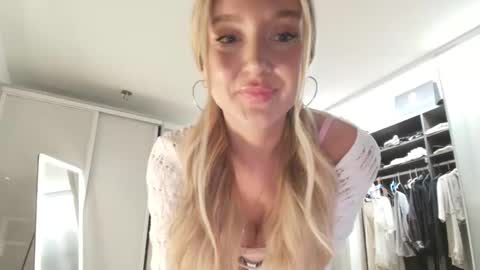Snapshot of dreamyylilah chatting on April 28, 2026, 1:48 am Lilah online show from April 28, 2026, 1:48 am