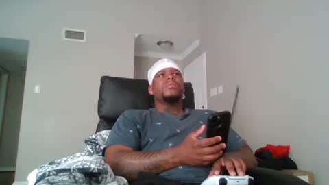 Snapshot of dsmoov_ chatting on October 27, 2025, 5:06 pm SmoovFanz online show from October 27, 2025, 5:06 pm