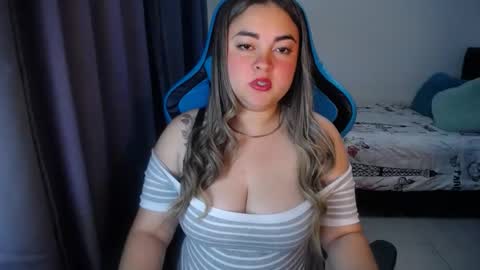 Snapshot of dumont_model chatting on February 2, 2025, 9:40 am Nicole online show from February 2, 2025, 9:40 am