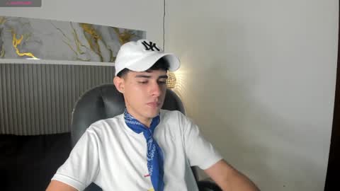 dyla_n18_ online show from May 14, 2026, 8:04 pm