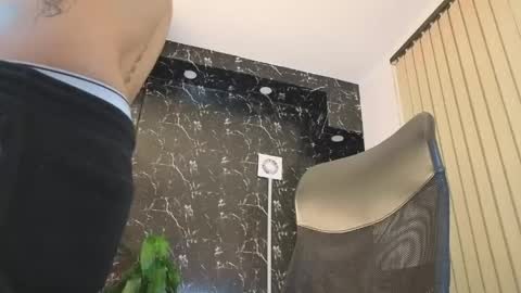 Snapshot of dylanstonne1 chatting on April 16, 2026, 3:29 am D Y L A N online show from April 16, 2026, 3:29 am