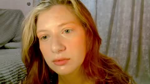 Snapshot of earn_my_lily chatting on July 8, 2026, 7:02 am Lily online show from July 8, 2026, 7:02 am