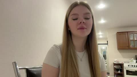 Snapshot of eddielaursen chatting on April 8, 2026, 12:49 pm Mia online show from April 8, 2026, 12:49 pm