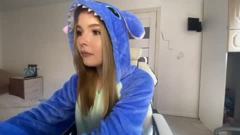 Lili online show from May 16, 2026, 4:53 am