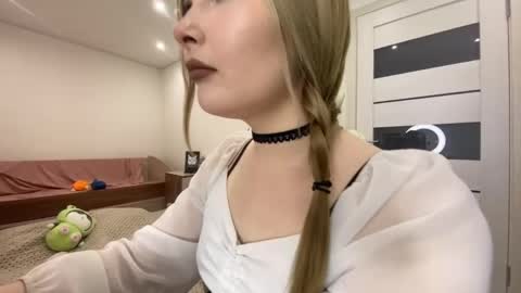 Lili online show from May 18, 2026, 6:52 am
