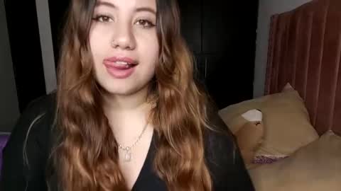 EIMY   MODEL INDEPENDENT online show from February 6, 2025, 5:25 am