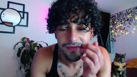 Snapshot of ekhtyr11 chatting on April 1, 2026, 12:11 am xoxo online show from April 1, 2026, 12:11 am