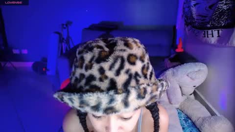 Ela  Help me reach 100 thumbs up online show from January 3, 2025, 2:43 am