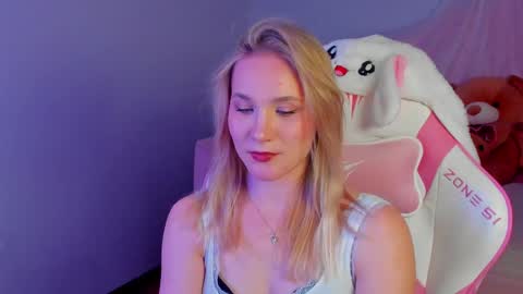 Snapshot of elaravoltage chatting on April 30, 2026, 9:08 pm elaravoltage online show from April 30, 2026, 9:08 pm