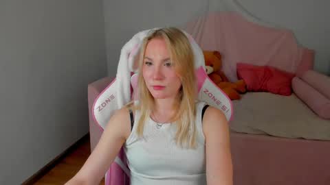 Snapshot of elaravoltage chatting on May 13, 2026, 5:05 am elaravoltage online show from May 13, 2026, 5:05 am