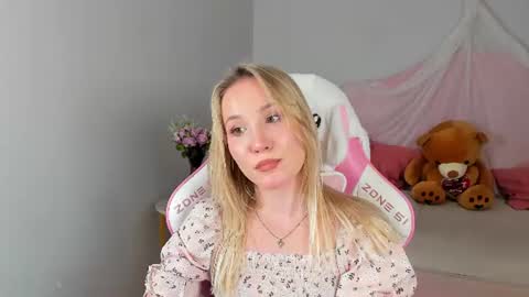 Snapshot of elaravoltage chatting on June 21, 2026, 5:04 pm elaravoltage online show from June 21, 2026, 5:04 pm
