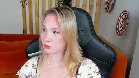 Snapshot of elaravoltage chatting on July 14, 2026, 5:01 am elaravoltage online show from July 14, 2026, 5:01 am