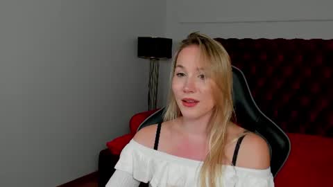 Snapshot of elaravoltage chatting on July 28, 2026, 11:17 am elaravoltage online show from July 28, 2026, 11:17 am