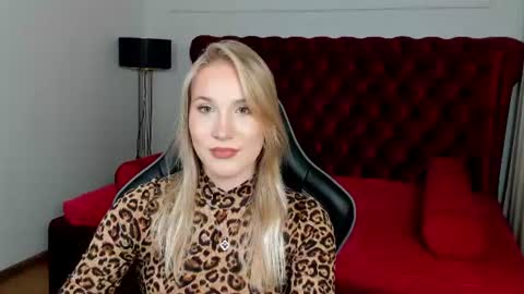 Snapshot of elaravoltage chatting on August 3, 2026, 9:04 am elaravoltage online show from August 3, 2026, 9:04 am