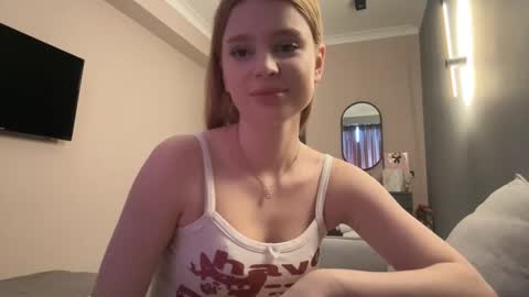 Snapshot of eleanorweichel chatting on December 20, 2025, 11:06 am Elli online show from December 20, 2025, 11:06 am