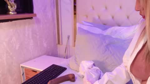 Elena online show from July 23, 2026, 7:12 pm