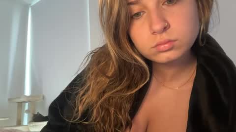 Snapshot of elenahere4u chatting on May 4, 2026, 2:13 pm Elena online show from May 4, 2026, 2:13 pm