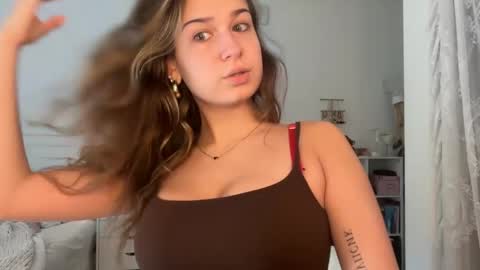 Snapshot of elenahere4u chatting on June 1, 2026, 3:47 pm Elena online show from June 1, 2026, 3:47 pm