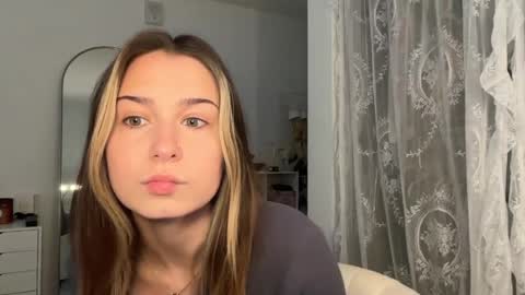 Snapshot of elenahere4u chatting on June 3, 2026, 3:50 pm Elena online show from June 3, 2026, 3:50 pm