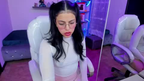 Snapshot of eliie_ruizz chatting on February 25, 2025, 4:35 am Eliie online show from February 25, 2025, 4:35 am