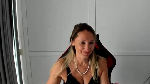 Snapshot of elinarosee chatting on July 20, 2026, 11:01 am Milena online show from July 20, 2026, 11:01 am