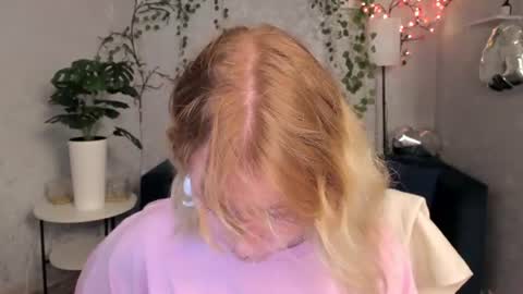 Snapshot of elira_vane chatting on June 22, 2026, 3:08 am Elira Vane online show from June 22, 2026, 3:08 am