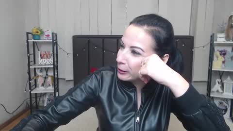 ElizabethSho online show from September 19, 2025, 5:02 pm