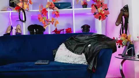 Snapshot of ella_kross chatting on September 19, 2025, 4:25 am ella_kross online show from September 19, 2025, 4:25 am