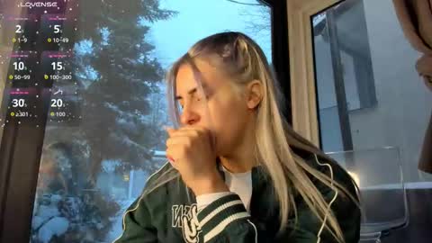 Snapshot of ella_vee chatting on February 2, 2026, 5:39 am ella_vee online show from February 2, 2026, 5:39 am