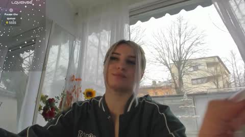 Snapshot of ella_vee chatting on March 20, 2026, 6:40 am ella_vee online show from March 20, 2026, 6:40 am