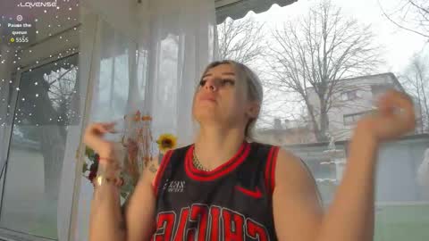 Snapshot of ella_vee chatting on March 23, 2026, 5:33 am ella_vee online show from March 23, 2026, 5:33 am